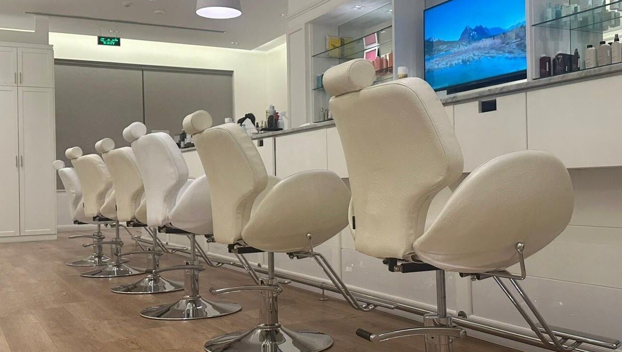 Chic white salon chairs at Blowrious, الرياض, منطقة الرياض, SA, showcasing modern elegance for beauty services.