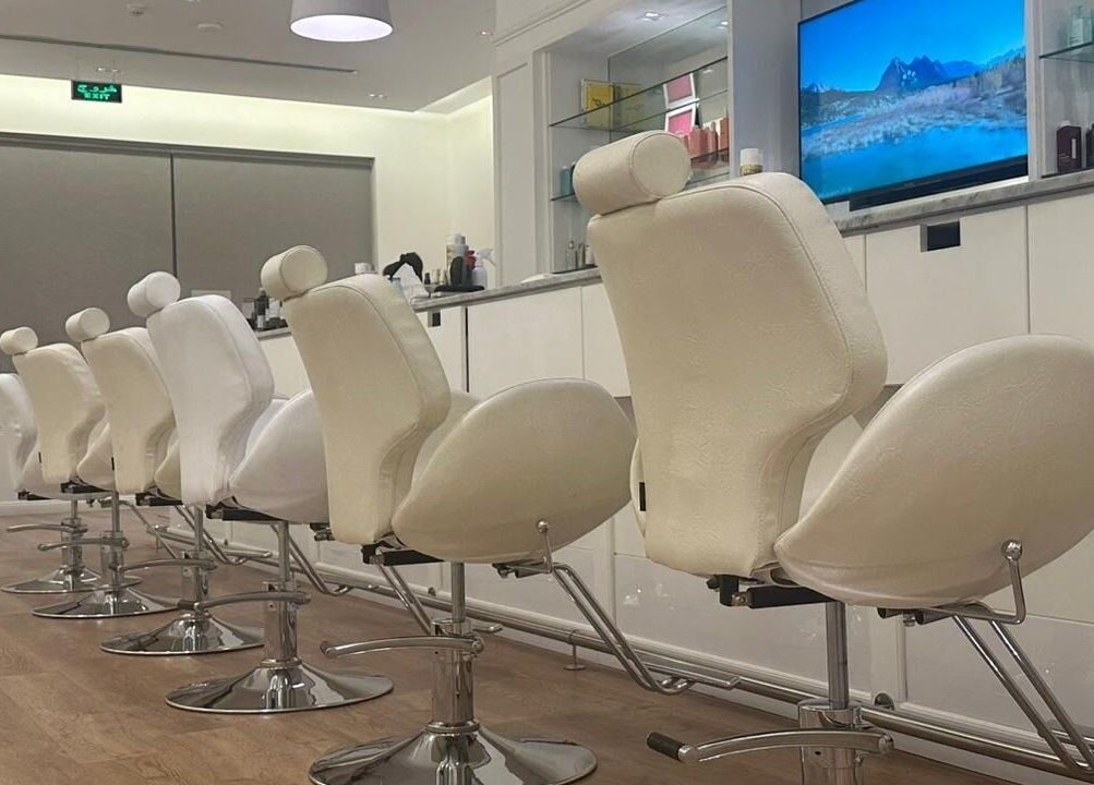 Chic white salon chairs at Blowrious, الرياض, منطقة الرياض, SA, showcasing modern elegance for beauty services.