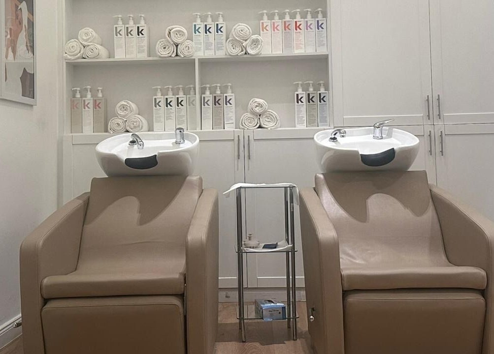 Elegant shampoo station at Blowrious, الرياض, منطقة الرياض, SA with modern chairs and hair products.