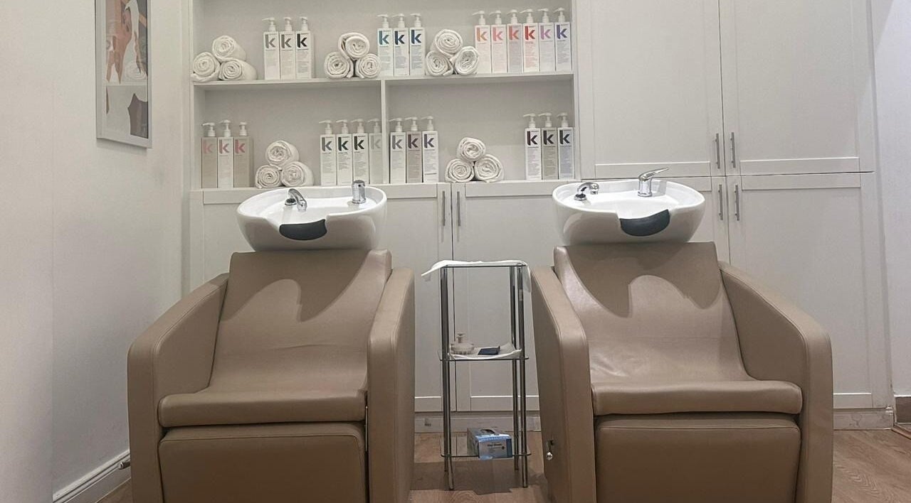 Elegant shampoo station at Blowrious, الرياض, منطقة الرياض, SA with modern chairs and hair products.