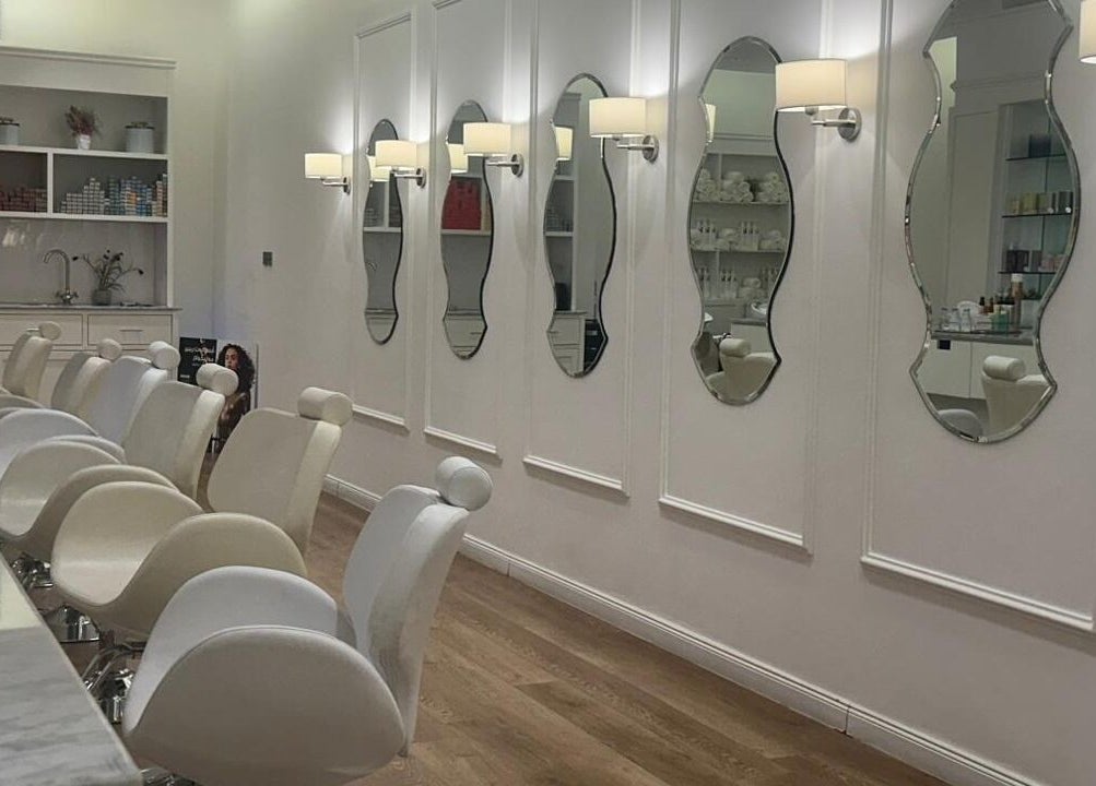 Luxurious Blowrious salon chairs and mirrors in الرياض, منطقة الرياض, SA showcasing elegant interior design.