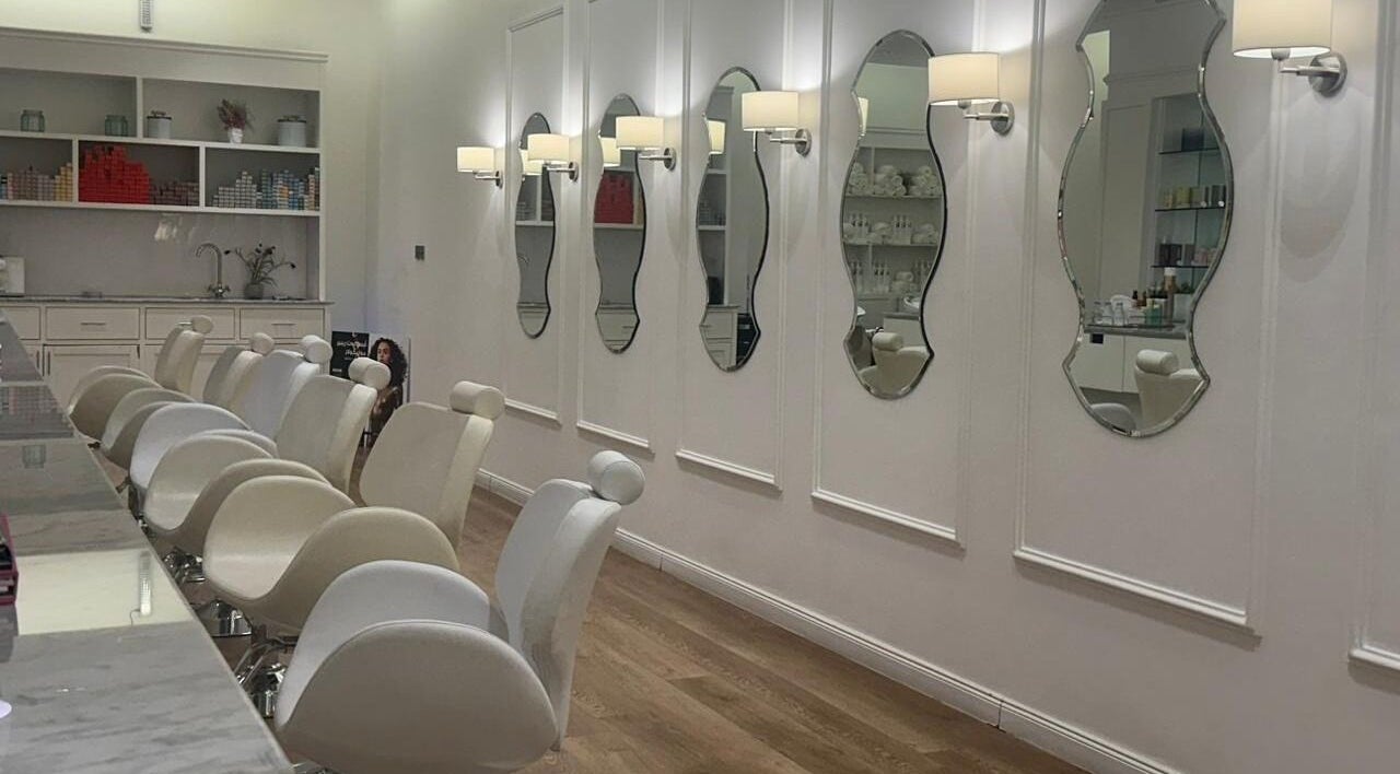 Luxurious Blowrious salon chairs and mirrors in الرياض, منطقة الرياض, SA showcasing elegant interior design.