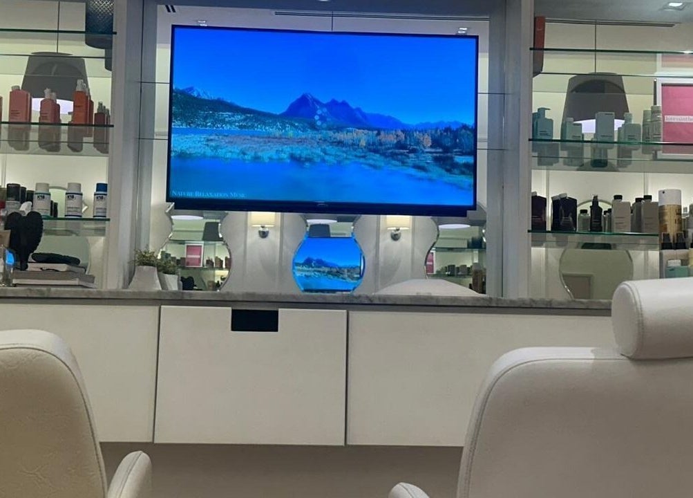 Elegant seating at Blowrious, الرياض, منطقة الرياض, SA with a serene screen display and beauty products.