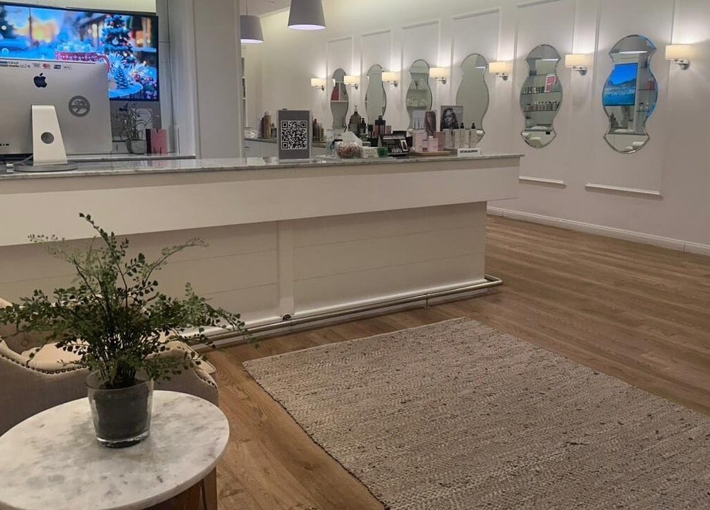 Reception area with mirrors and plant at Blowrious, الرياض, منطقة الرياض, SA.