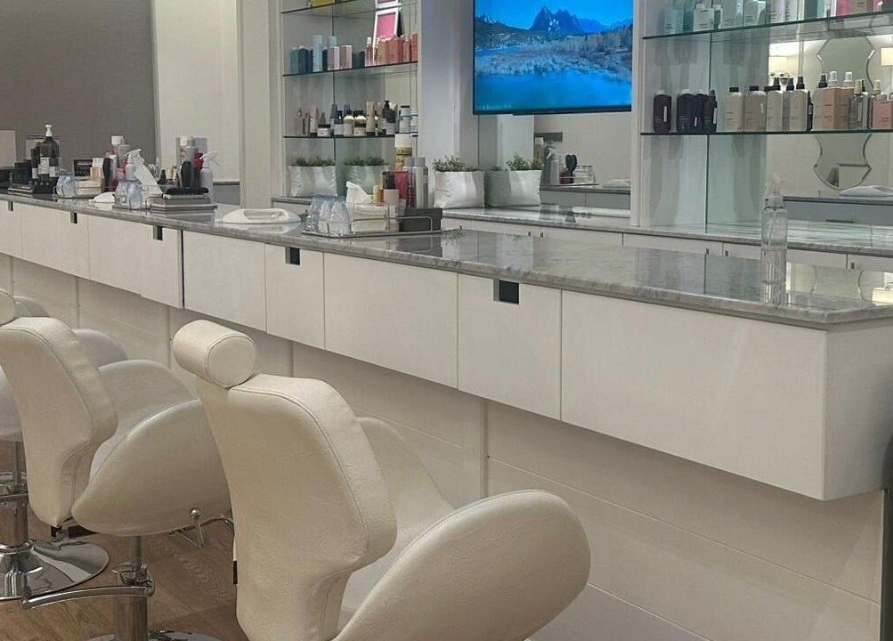 Luxurious salon seating at Blowrious in الرياض, منطقة الرياض, SA, showcasing sleek design and comfort.