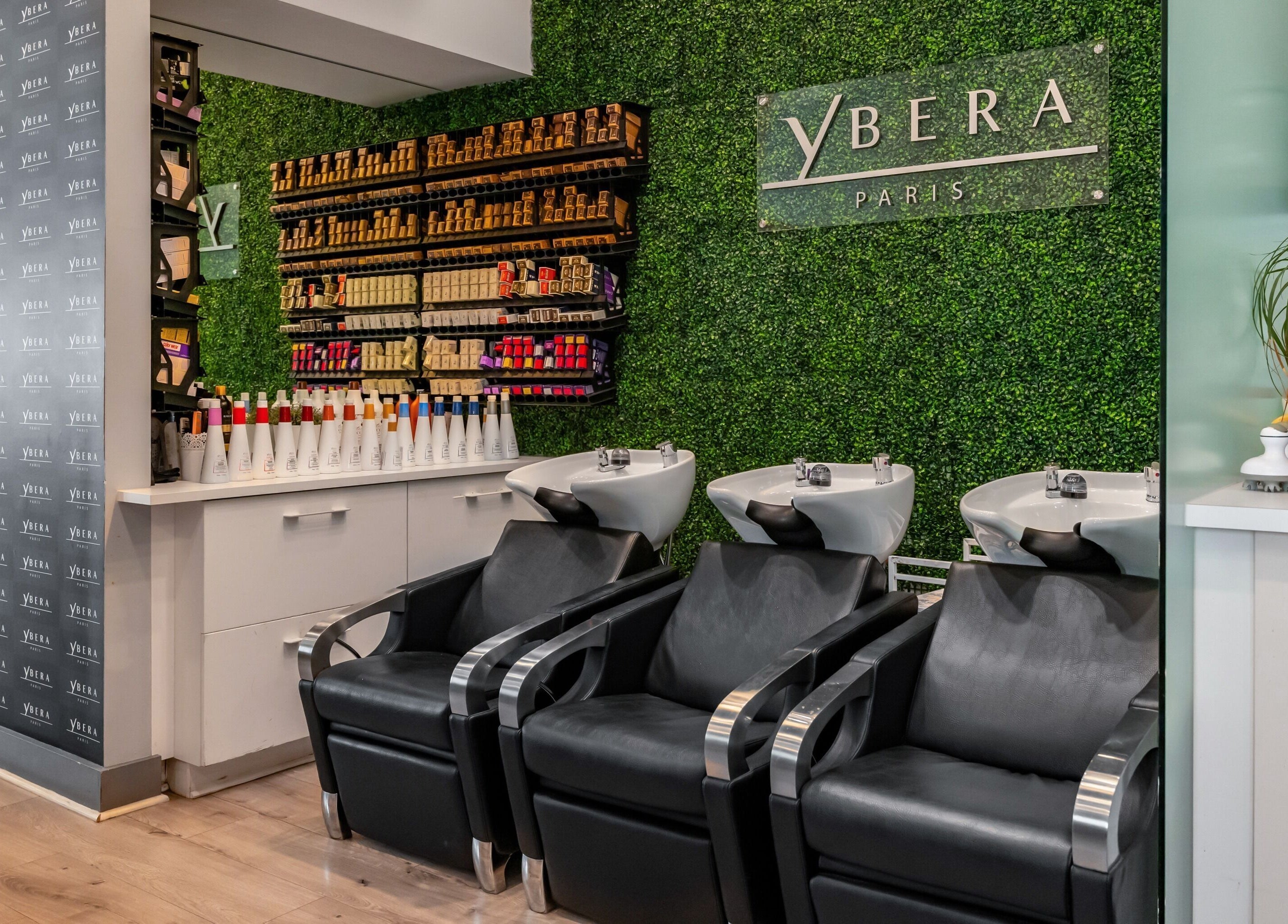 Área de lavado elegante en BOSSA HAIR SALON LLC, Coral Gables, Florida. Asientos cómodos y productos de calidad.