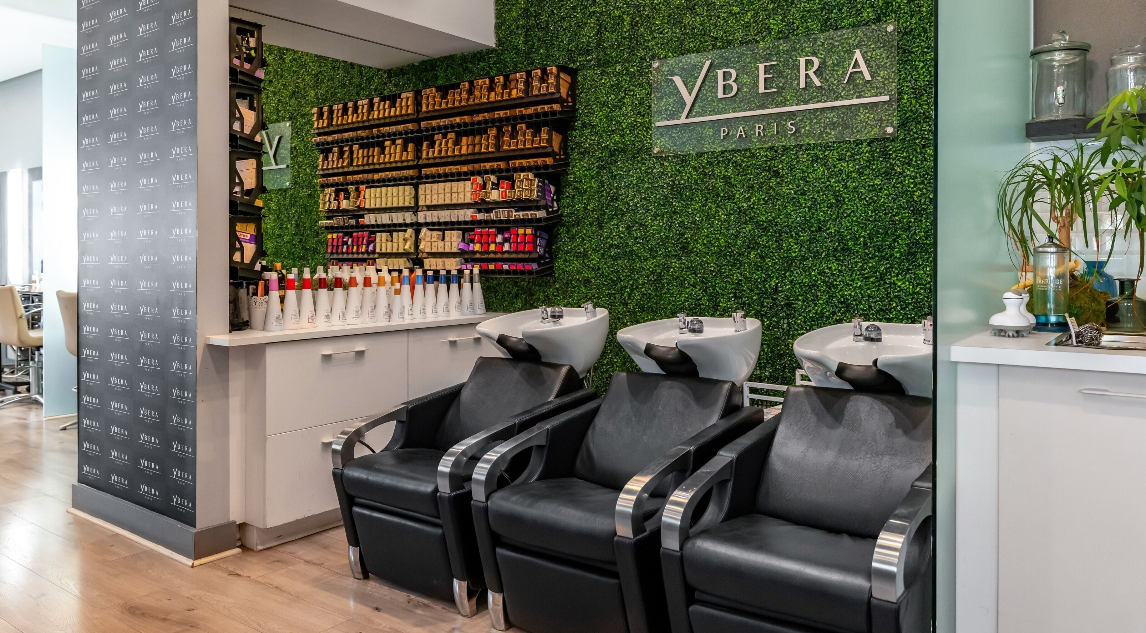 Área de lavado elegante en BOSSA HAIR SALON LLC, Coral Gables, Florida. Asientos cómodos y productos de calidad.