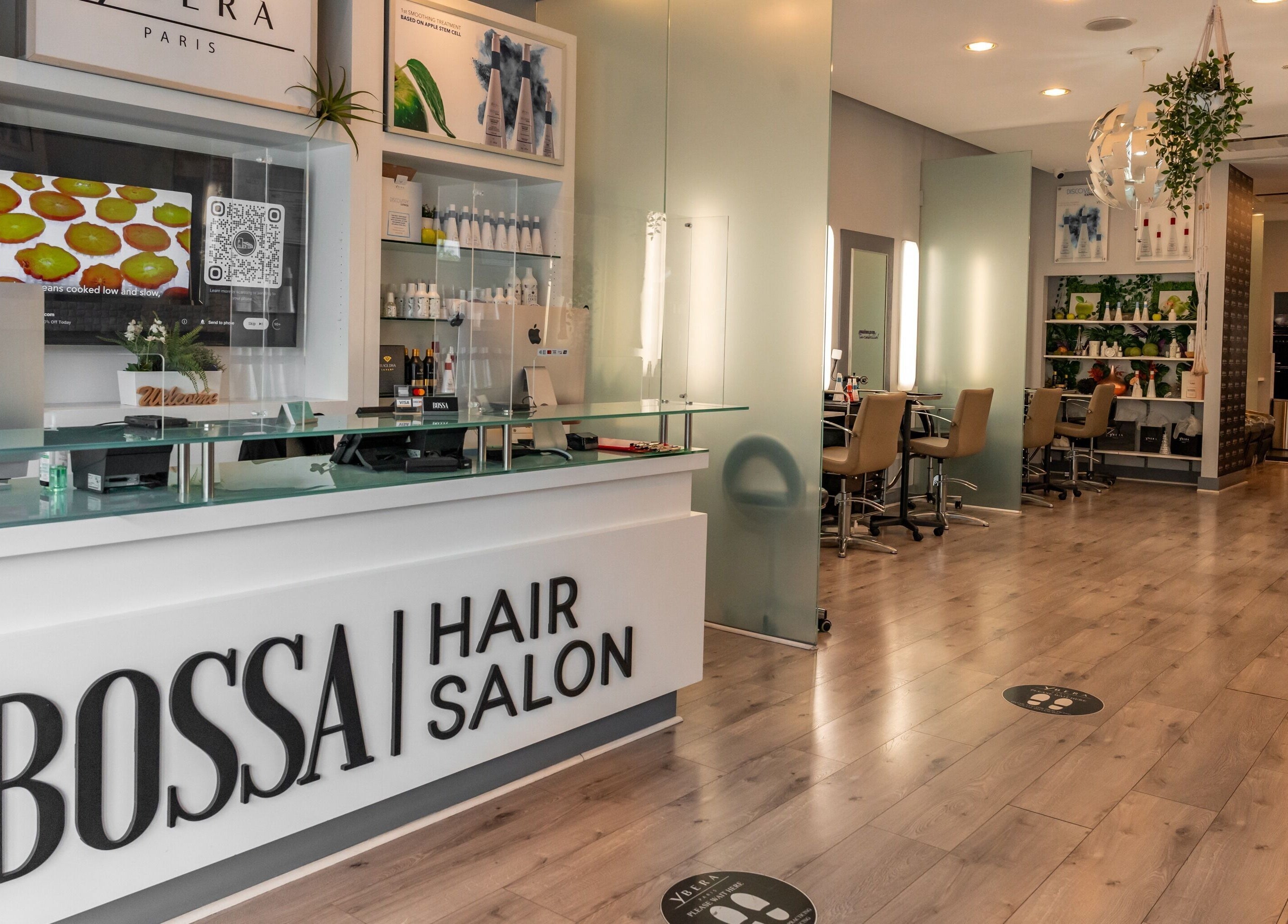 Interior elegante de BOSSA HAIR SALON LLC en Coral Gables, Florida, US con decoración moderna.
