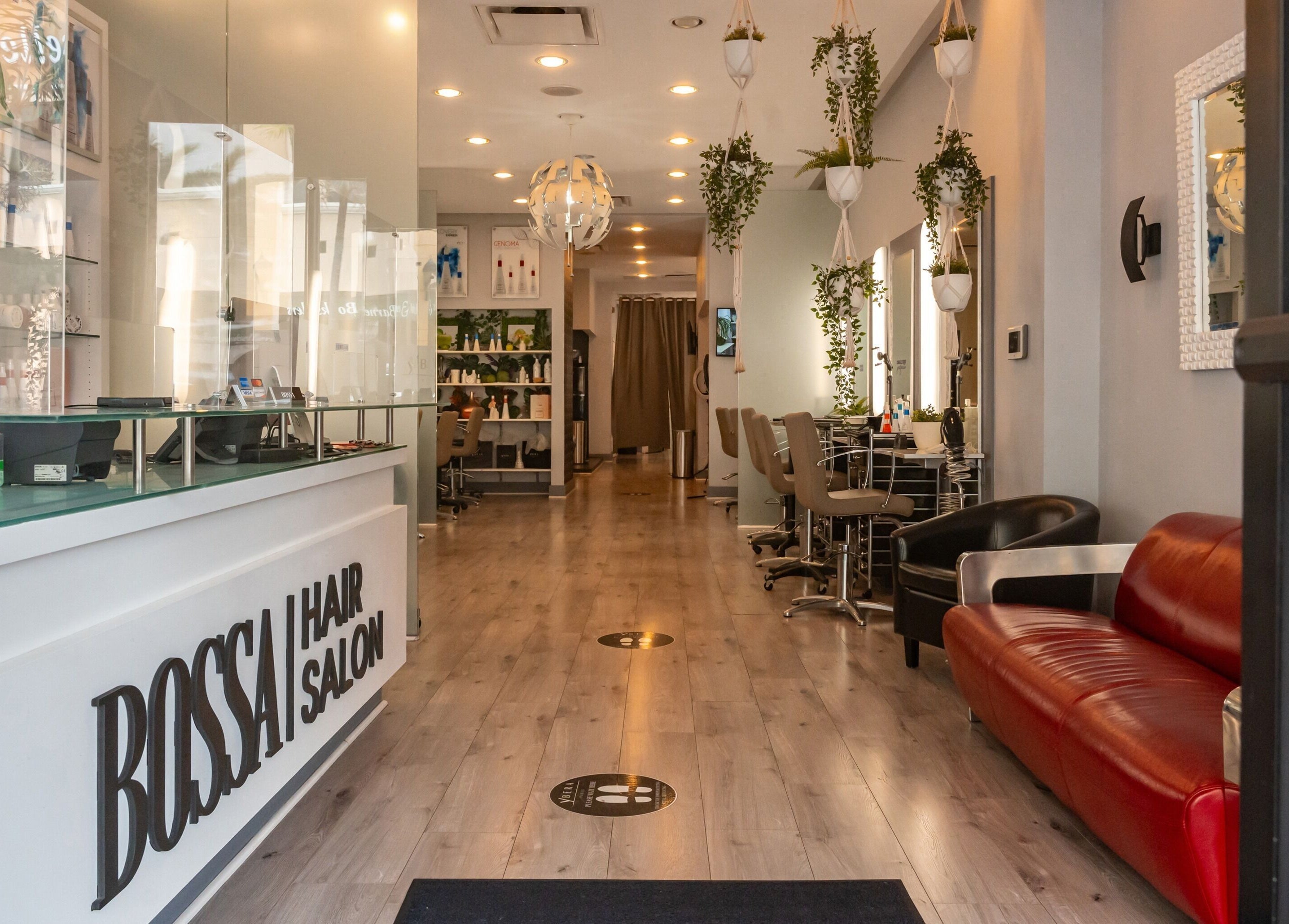 Interior de BOSSA HAIR SALON LLC en Coral Gables, Florida, US, mostrando decoración elegante y asientos cómodos.