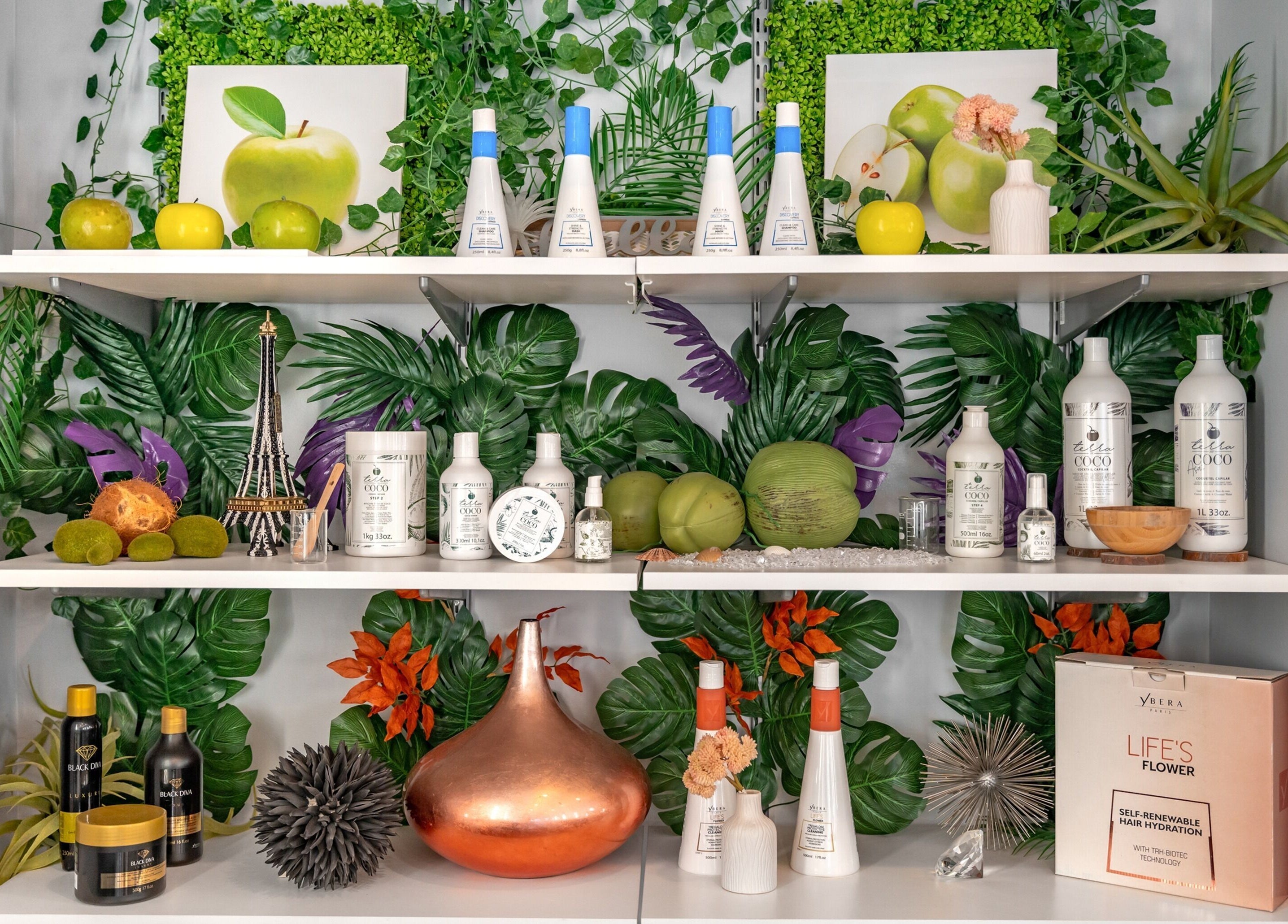 Estante decorado con productos de belleza en BOSSA HAIR SALON LLC, Coral Gables, Florida, US.