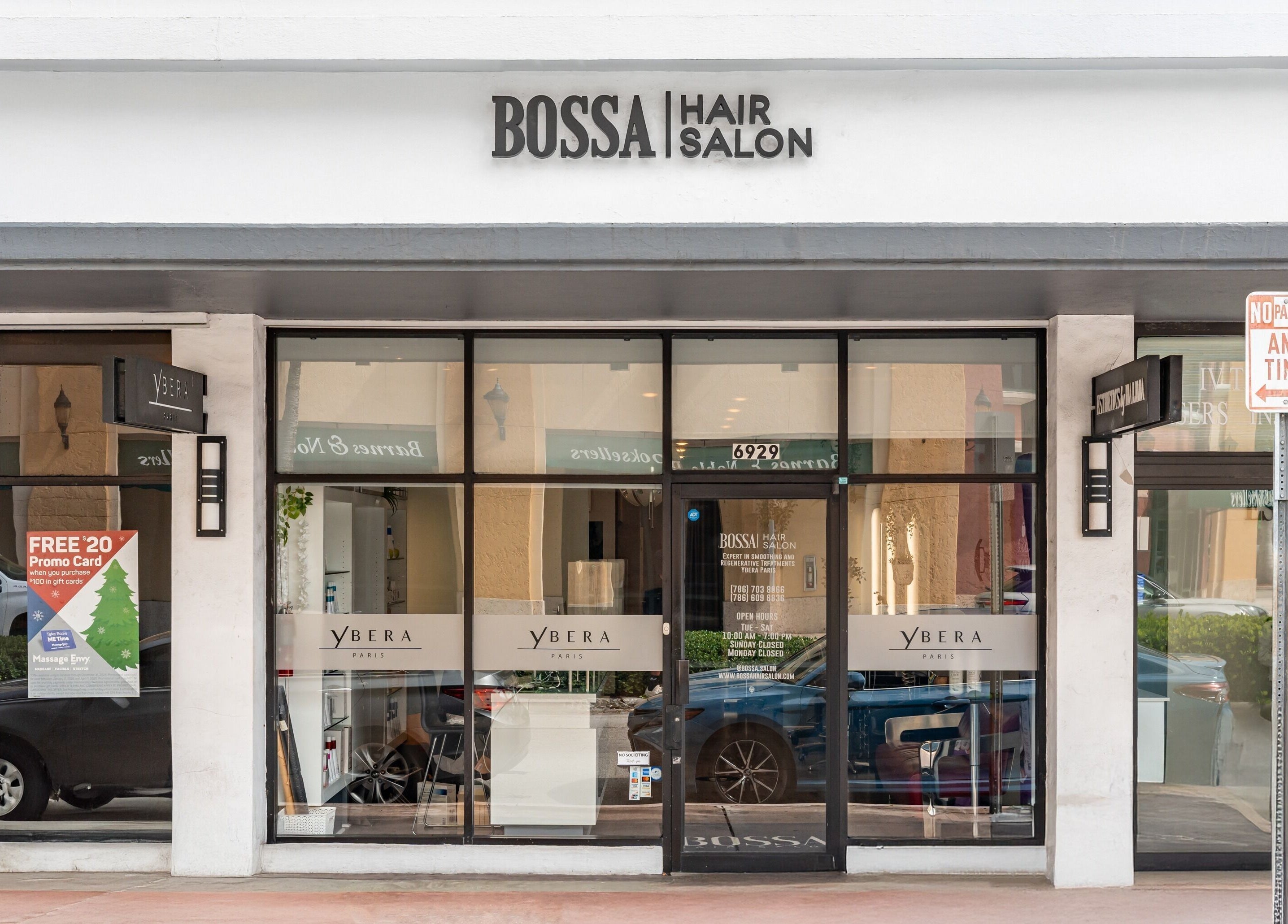 Fachada de BOSSA HAIR SALON LLC en Coral Gables, Florida, US. Entrada elegante y moderna al salón.