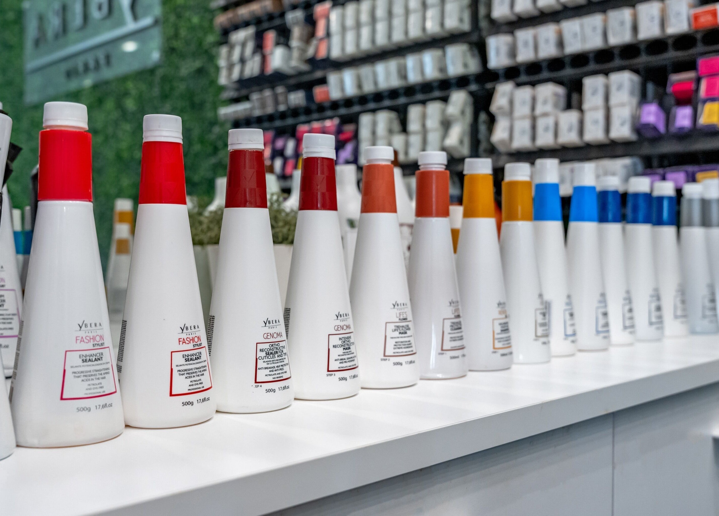 Productos de belleza alineados en BOSSA HAIR SALON LLC, Coral Gables, Florida, US.