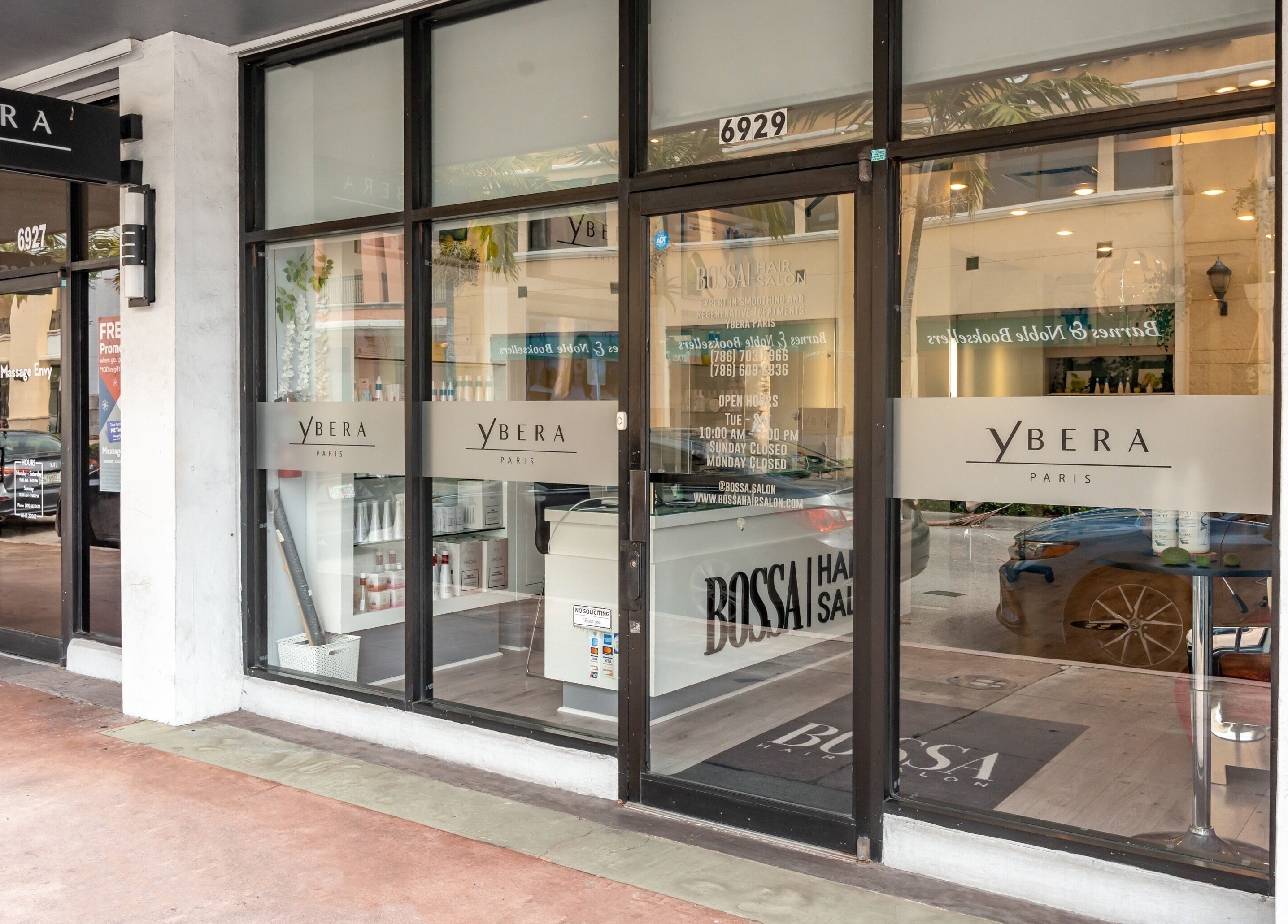 Entrada de BOSSA HAIR SALON LLC en Coral Gables, Florida, US, con amplias ventanas.
