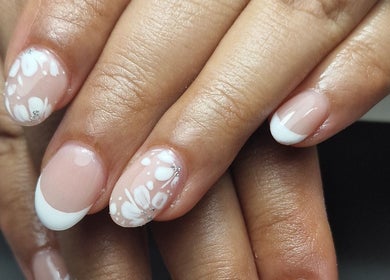 Elegant floral nail art by Gels By Kana, Walsall, England, GB. Perfectly manicured nails with white designs.