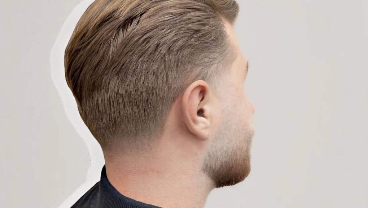 Elegant hårklipp vid M.Cutzz i Stockholm, Stockholms Län, SE. Perfekt för moderna herrfrisyrer.