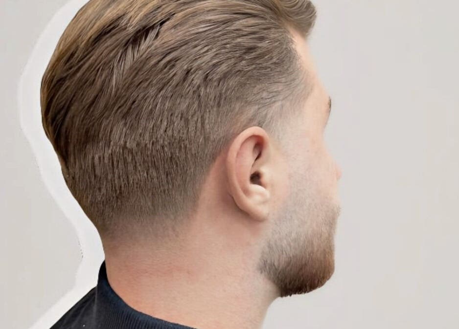 Elegant hårklipp vid M.Cutzz i Stockholm, Stockholms Län, SE. Perfekt för moderna herrfrisyrer.