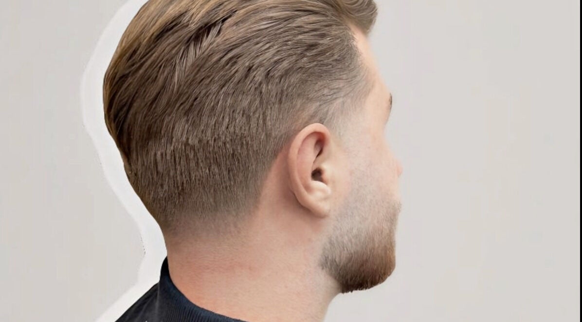 Elegant hårklipp vid M.Cutzz i Stockholm, Stockholms Län, SE. Perfekt för moderna herrfrisyrer.