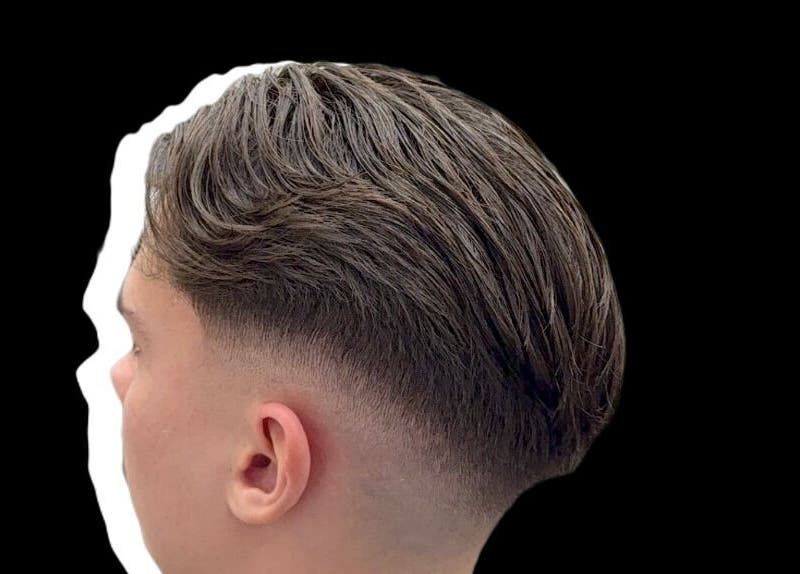 Modern herrfrisyr på M.Cutzz i Stockholm, Stockholms Län, SE, med stilren klippning.