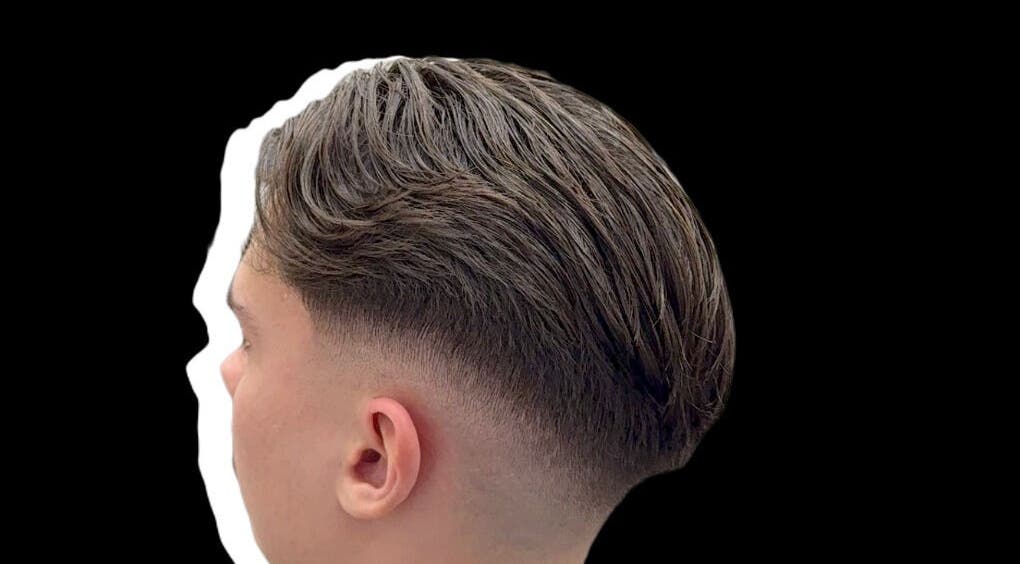 Modern herrfrisyr på M.Cutzz i Stockholm, Stockholms Län, SE, med stilren klippning.