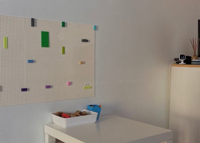 Espacio de juego en Minds and Smiles, Playas De Rosarito, Baja California, MX. Pared de bloques interactivos.