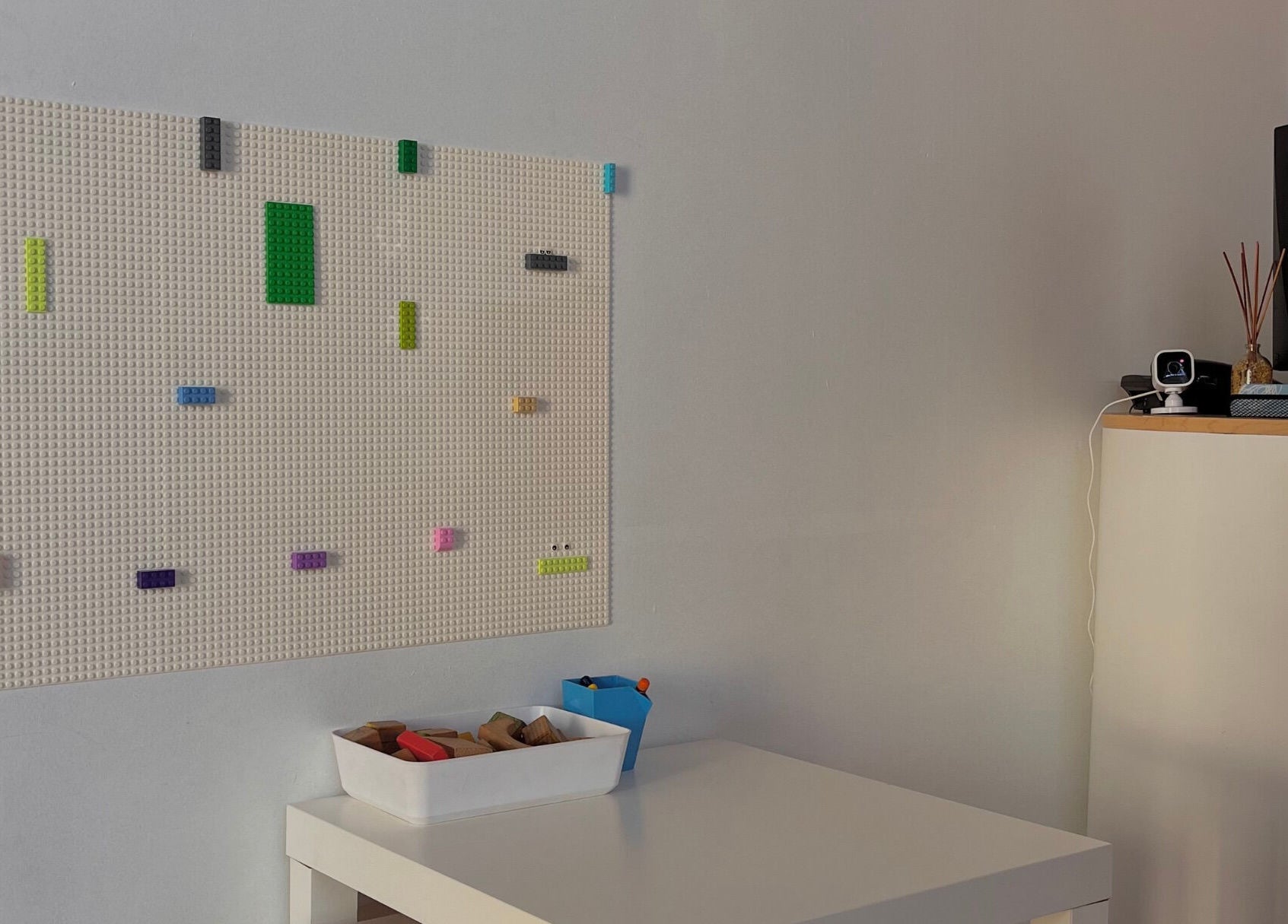 Espacio de juego en Minds and Smiles, Playas De Rosarito, Baja California, MX. Pared de bloques interactivos.