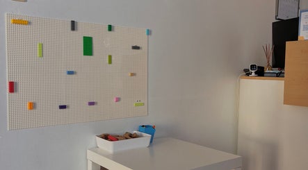 Espacio de juego en Minds and Smiles, Playas De Rosarito, Baja California, MX. Pared de bloques interactivos.