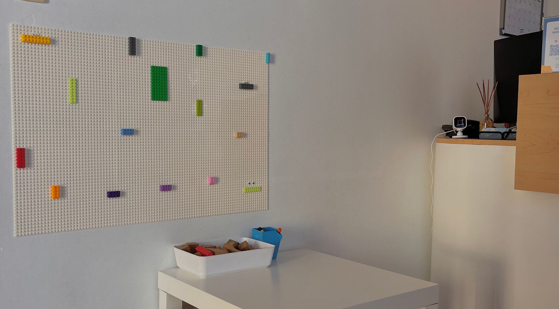 Espacio de juego en Minds and Smiles, Playas De Rosarito, Baja California, MX. Pared de bloques interactivos.