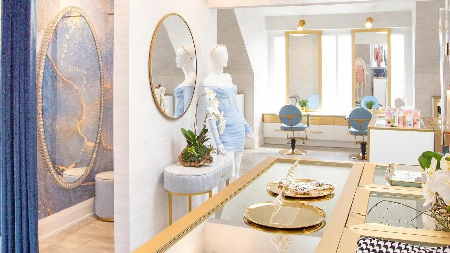 Luxurious interior of LASHGOD Yorkville, Toronto, Ontario, CA with chic decor and stylish seating.