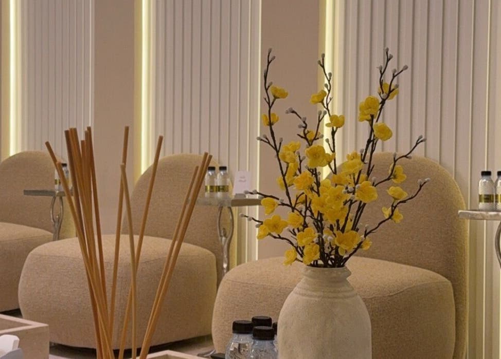 Cozy seating with floral decor at Salon & Yello Spa, Riyadh, Riyadh Province, SA.