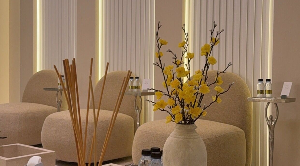 Cozy seating with floral decor at Salon & Yello Spa, Riyadh, Riyadh Province, SA.