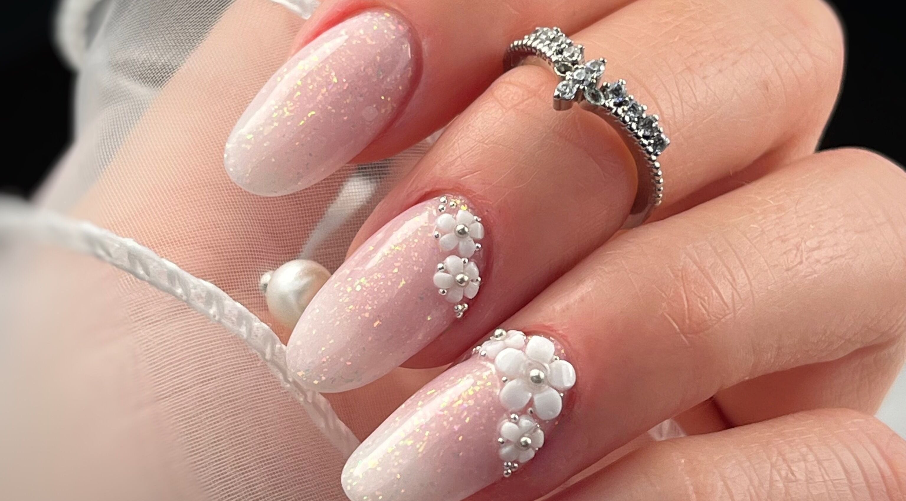 Design floral élégant sur ongles chez Siana Nails, Roussillon, Auvergne-rhône-alpes, FR.