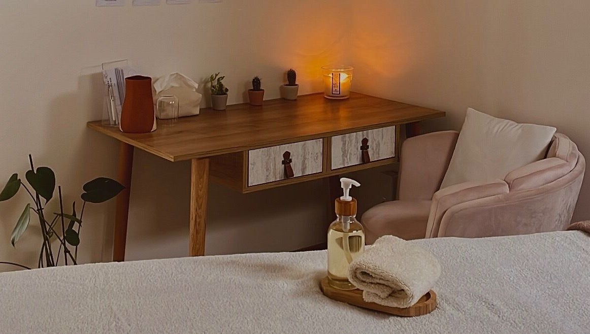 Coin apaisant chez Zoïa Beauty à Oncy-sur-école, Île-de-france, FR avec bougie et fauteuil.