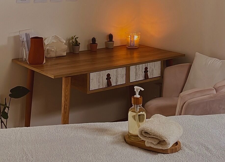 Coin apaisant chez Zoïa Beauty à Oncy-sur-école, Île-de-france, FR avec bougie et fauteuil.