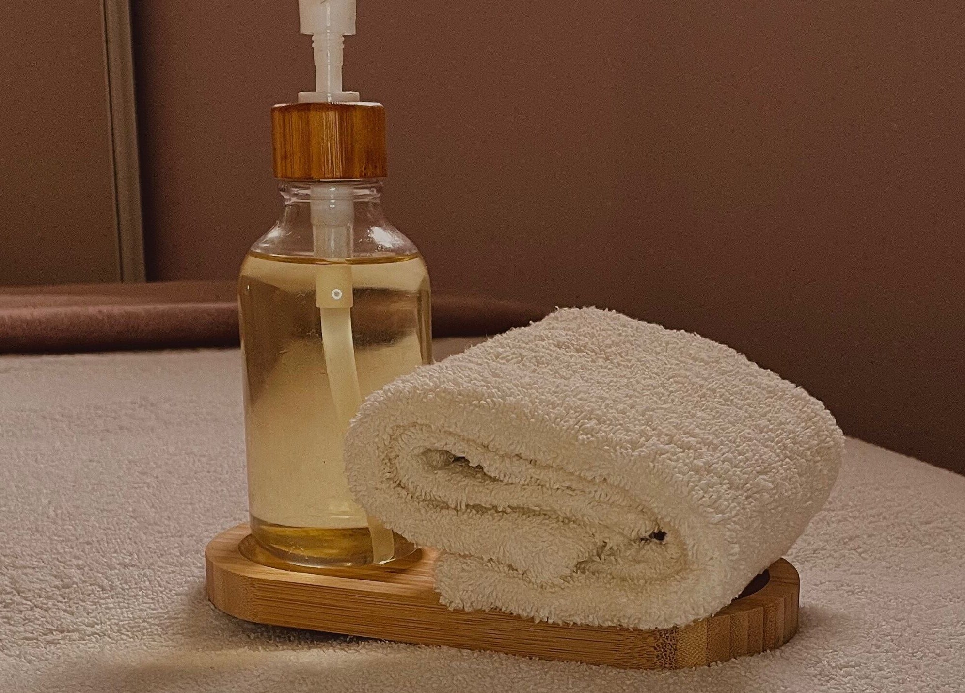 Produits de soin et serviette sur table de massage chez Zoïa Beauty, Oncy-sur-école, Île-de-france, FR.