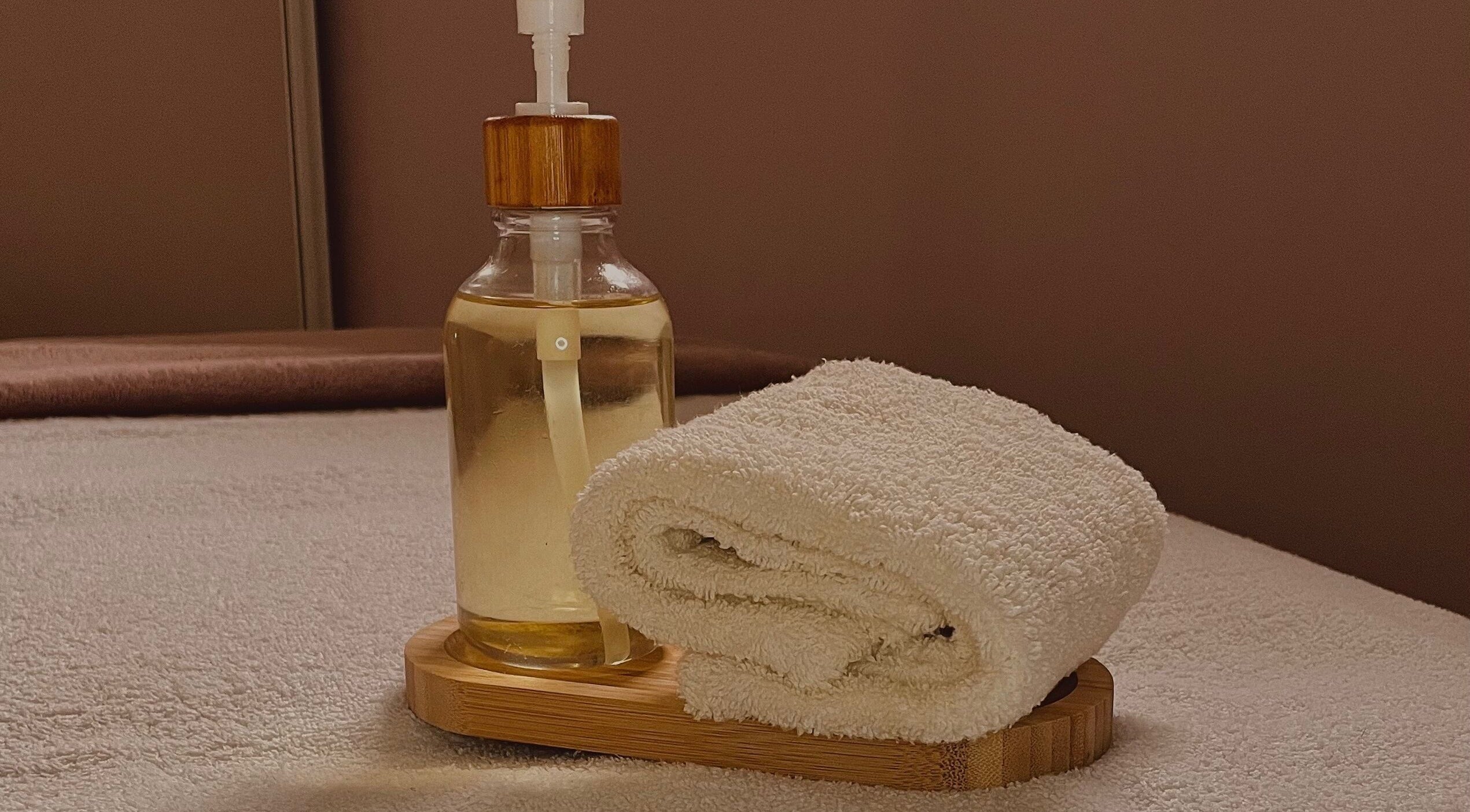 Produits de soin et serviette sur table de massage chez Zoïa Beauty, Oncy-sur-école, Île-de-france, FR.