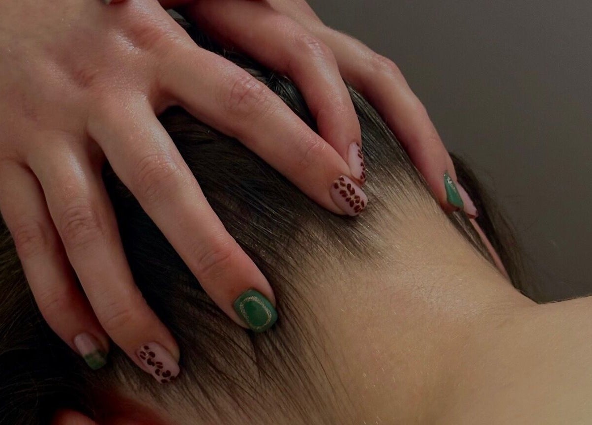 Massage du cuir chevelu à Zoïa Beauty, Oncy-sur-école, Île-de-france, FR, pour une relaxation ultime.