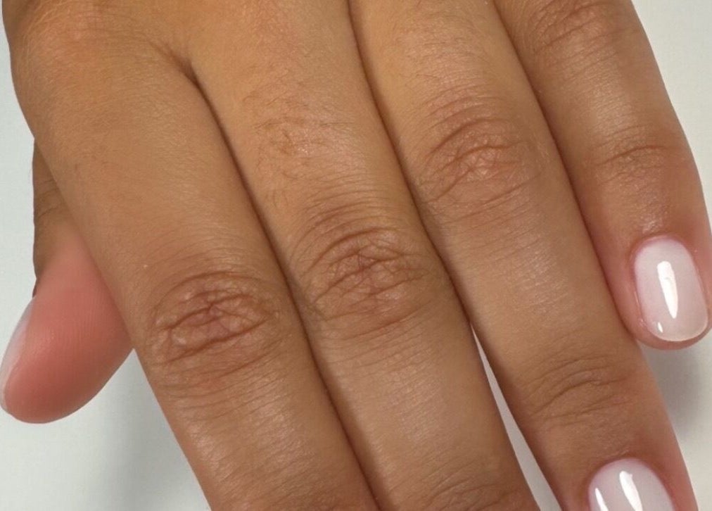 Main avec ongles vernis à MANUCURE PARFAITE, Hyères, Provence-alpes-côte D'azur, FR.