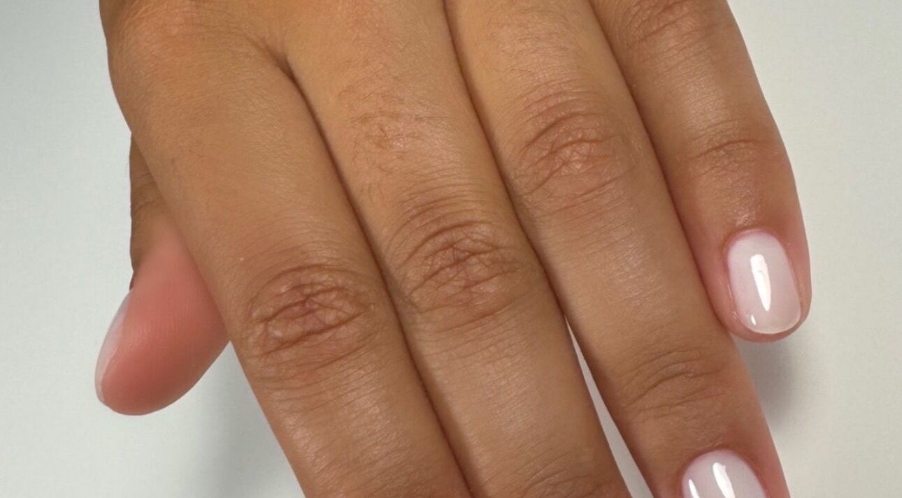 Main avec ongles vernis à MANUCURE PARFAITE, Hyères, Provence-alpes-côte D'azur, FR.