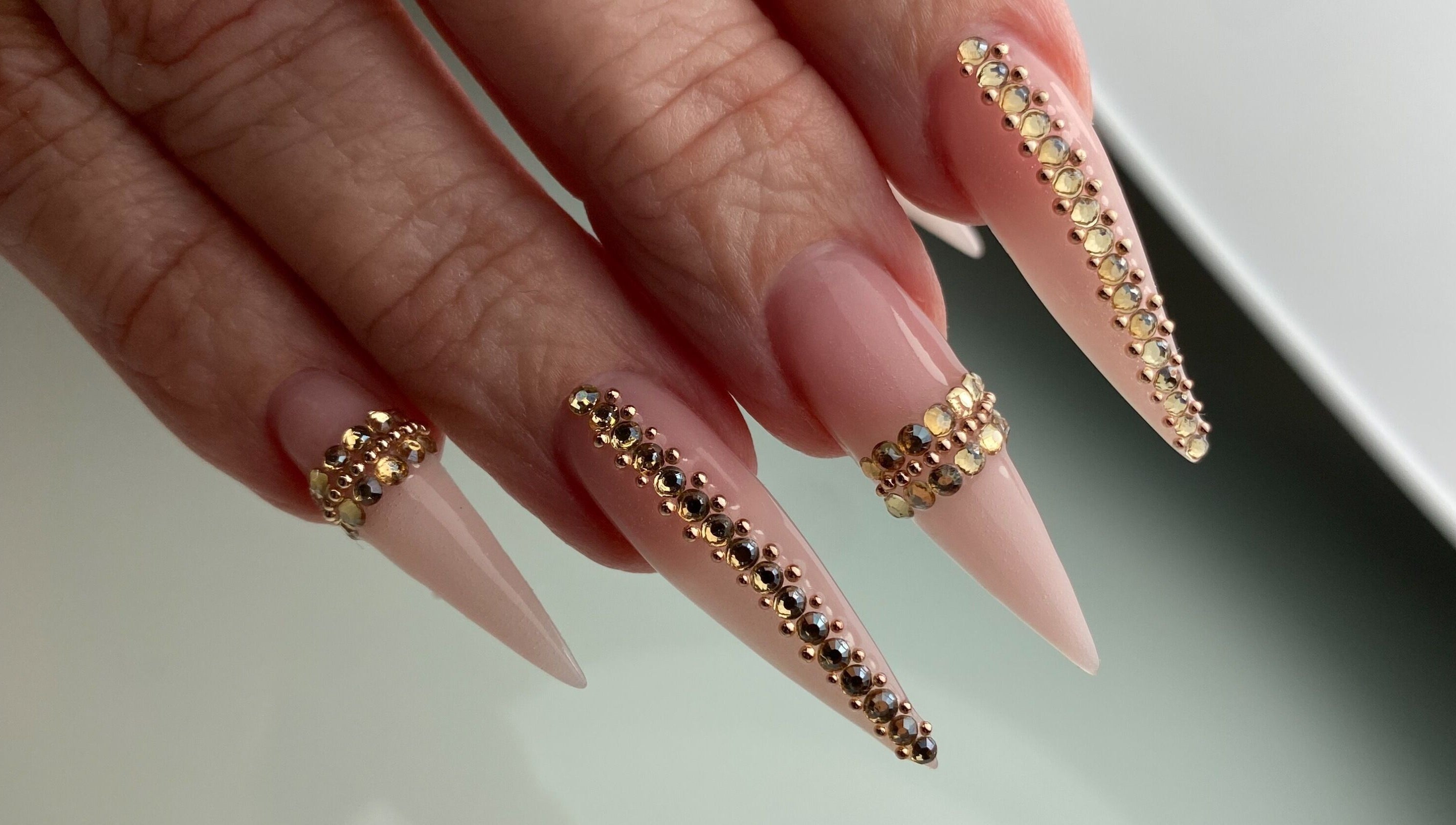 Ongles décorés avec des strass dorés à Onglerie Dynastie, Laval, Québec, CA.