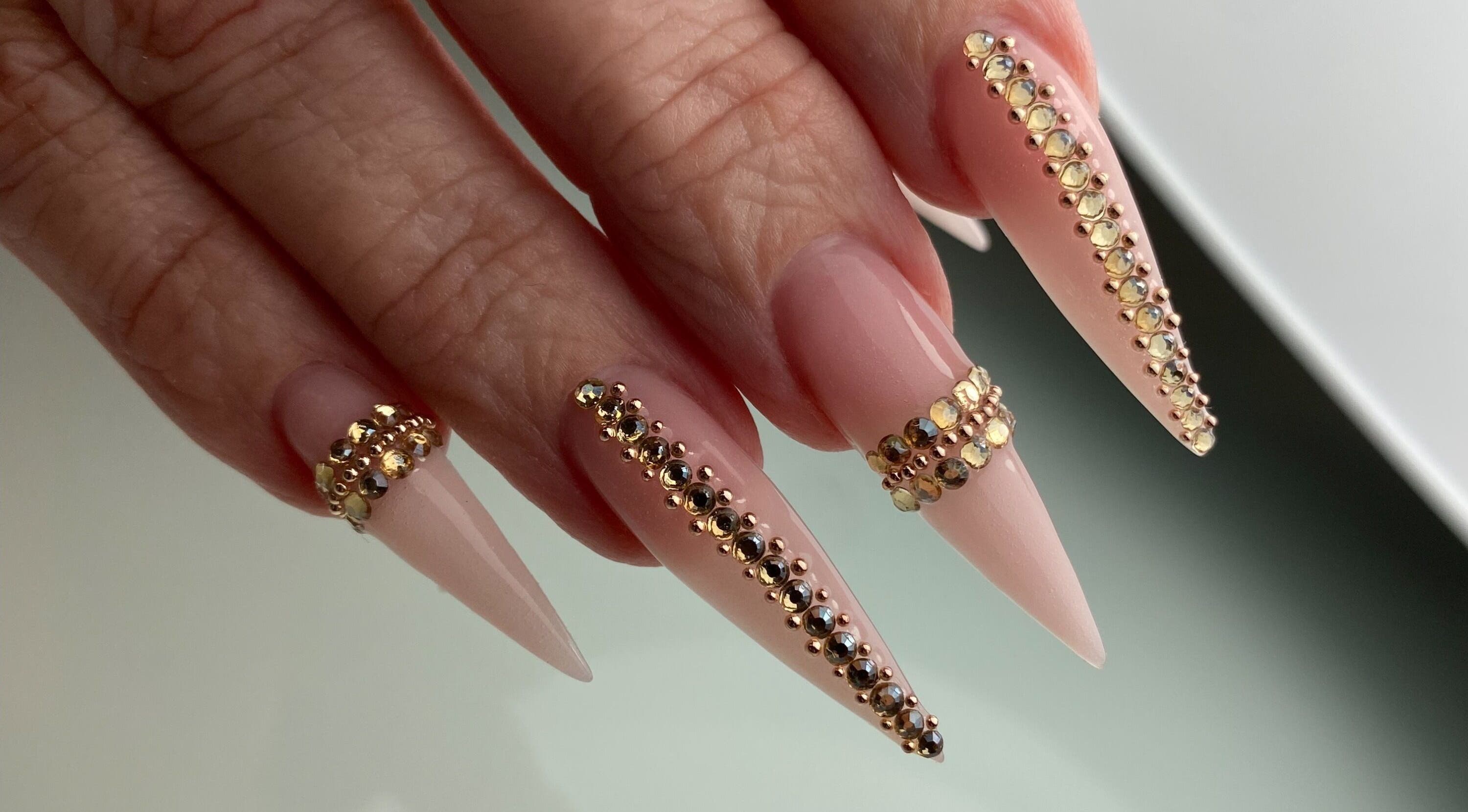 Ongles décorés avec des strass dorés à Onglerie Dynastie, Laval, Québec, CA.