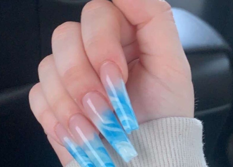 Nail art bleu élégant à Onglerie Dynastie, Laval, Québec, CA