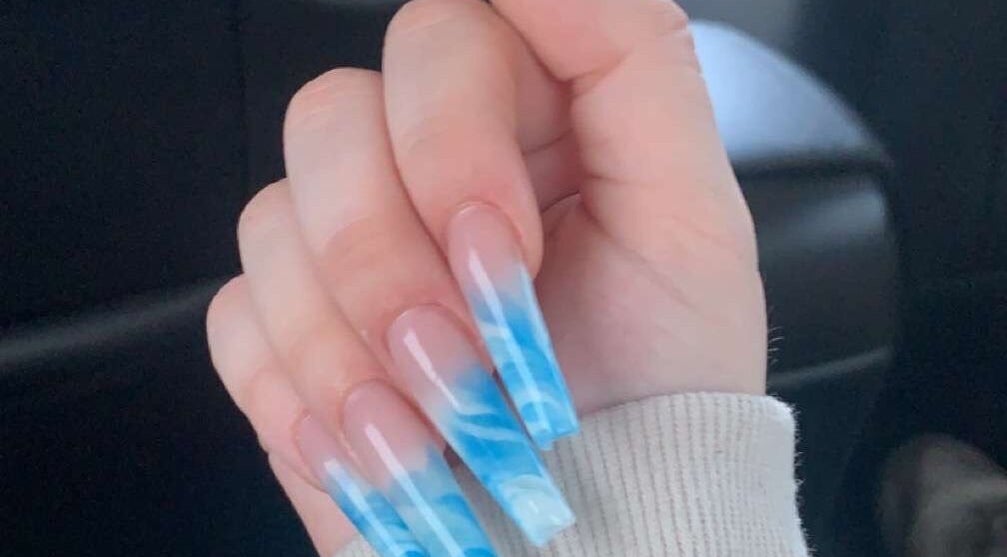 Nail art bleu élégant à Onglerie Dynastie, Laval, Québec, CA