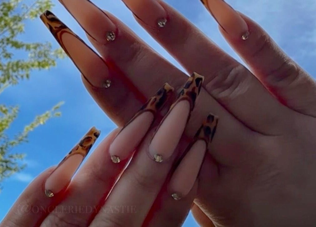 Ongles élégants avec motifs léopard à Onglerie Dynastie, Laval, Québec, CA. Design unique pour une allure chic.