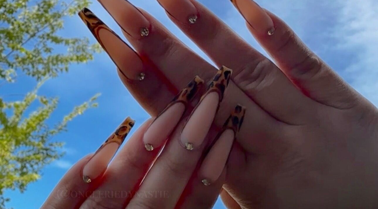 Ongles élégants avec motifs léopard à Onglerie Dynastie, Laval, Québec, CA. Design unique pour une allure chic.