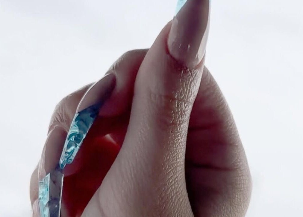 Manucure artistique avec design bleu chez Onglerie Dynastie, Laval, Québec, CA.