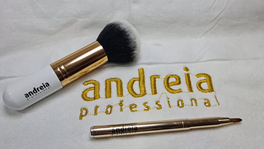 Pincéis Andreia Professional sobre toalha em Bruna Magalhães Estética, Gondomar, Porto, PT.