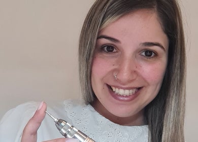 Profissional de Bruna Magalhães Estética em Gondomar, Porto, PT, segurando equipamento de estética.