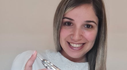 Profissional de Bruna Magalhães Estética em Gondomar, Porto, PT, segurando equipamento de estética.