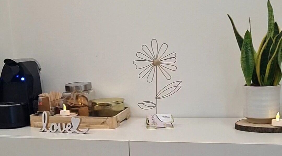 Cantinho acolhedor em Bruna Magalhães Estética, Gondomar, Porto, PT, com café e decoração elegante.