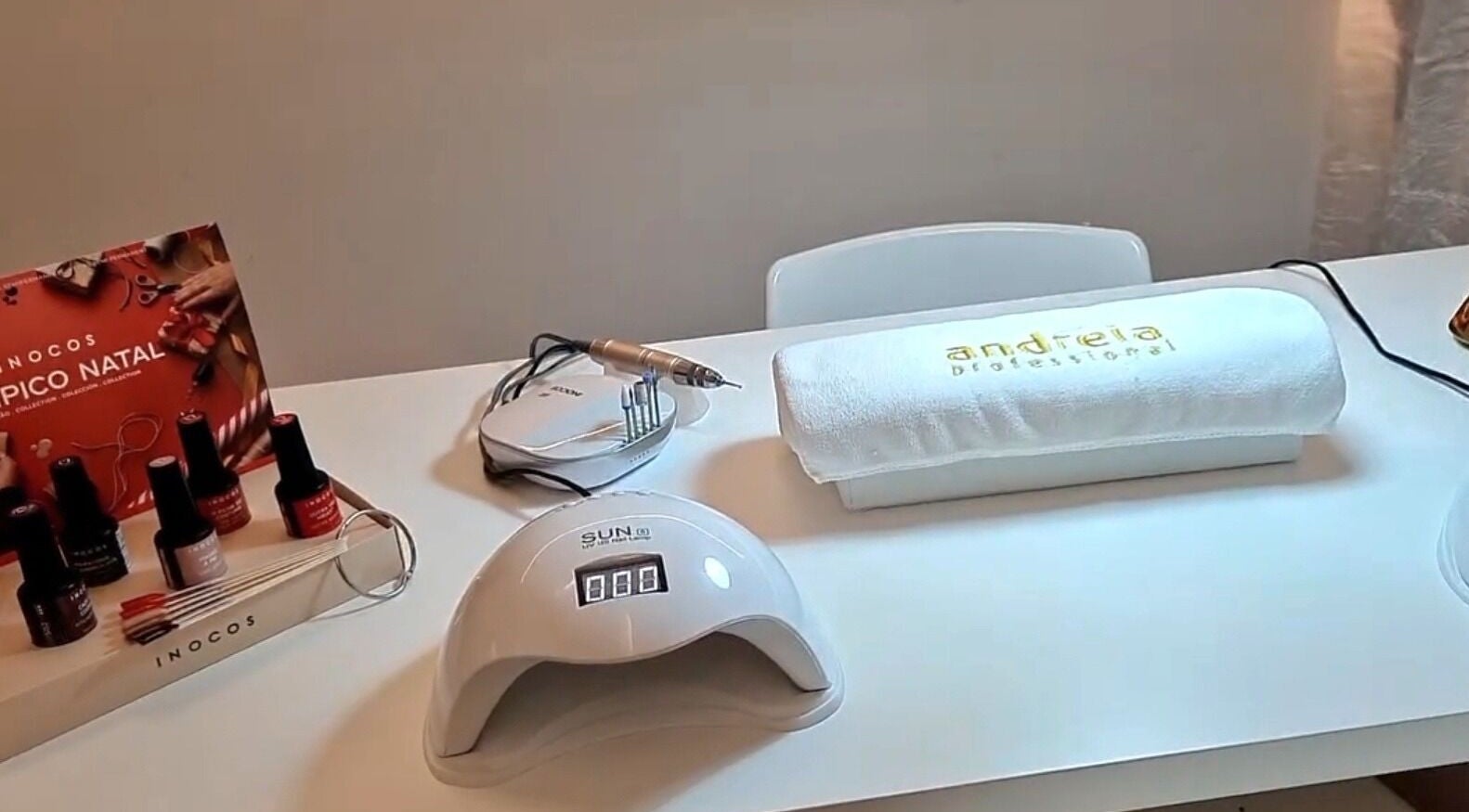 Mesa de manicure em Bruna Magalhães Estética, Gondomar, Porto, PT com ferramentas e produtos de beleza.